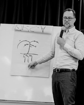 Leandro Marcondes explicando um conceito no flipchart.