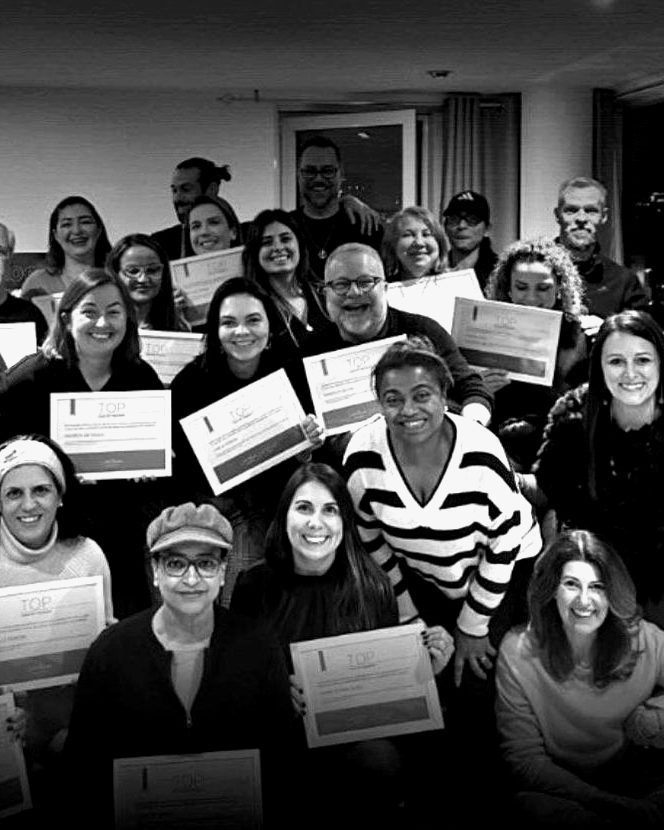 Turma reunida com os certificados ao final de uma edição do TOP.