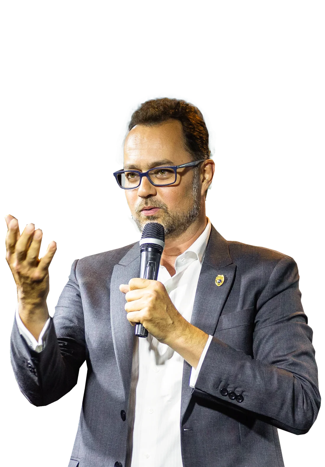 Leandro Marcondes conduzindo uma palestra com microfone.